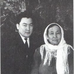 Есенов и его мать Шарипа