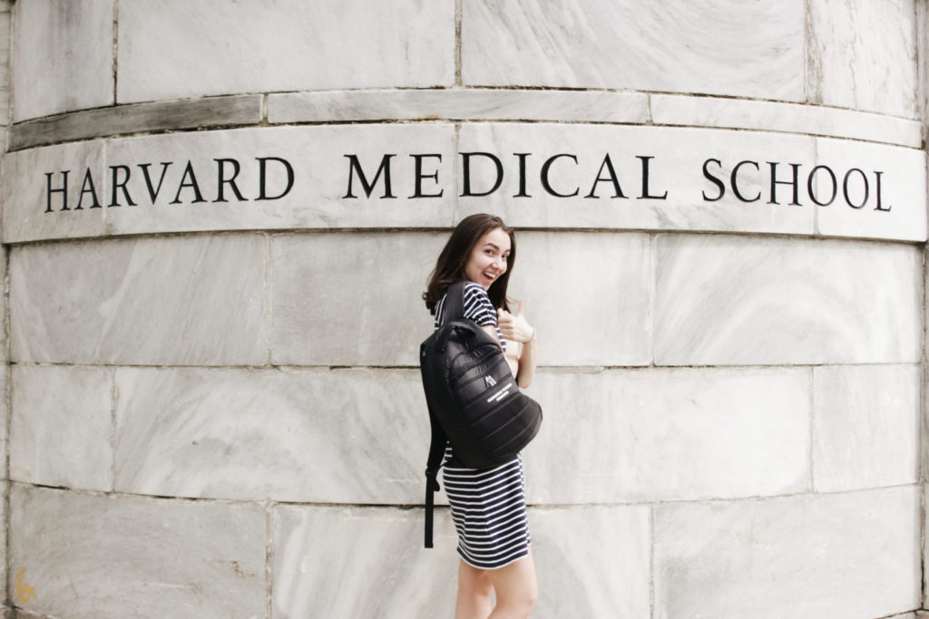 Boshoqli plash kiygan qiz porno Voyaga yetgan ayol anal video